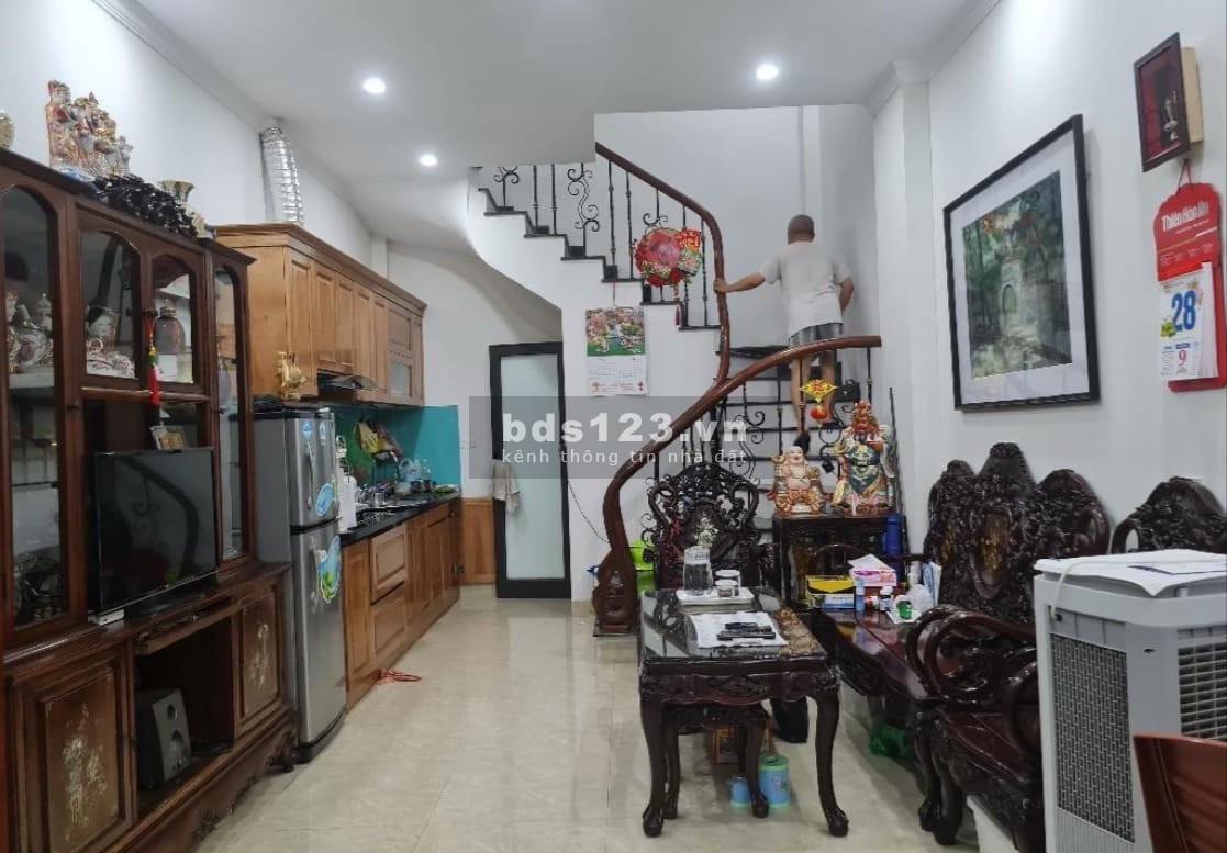 Bán nhà tặng nội thất sang trọng tại Hoa Lâm, Long Biên dt 30m2, MT 3.7m, giá chào 5.2 tỷ.