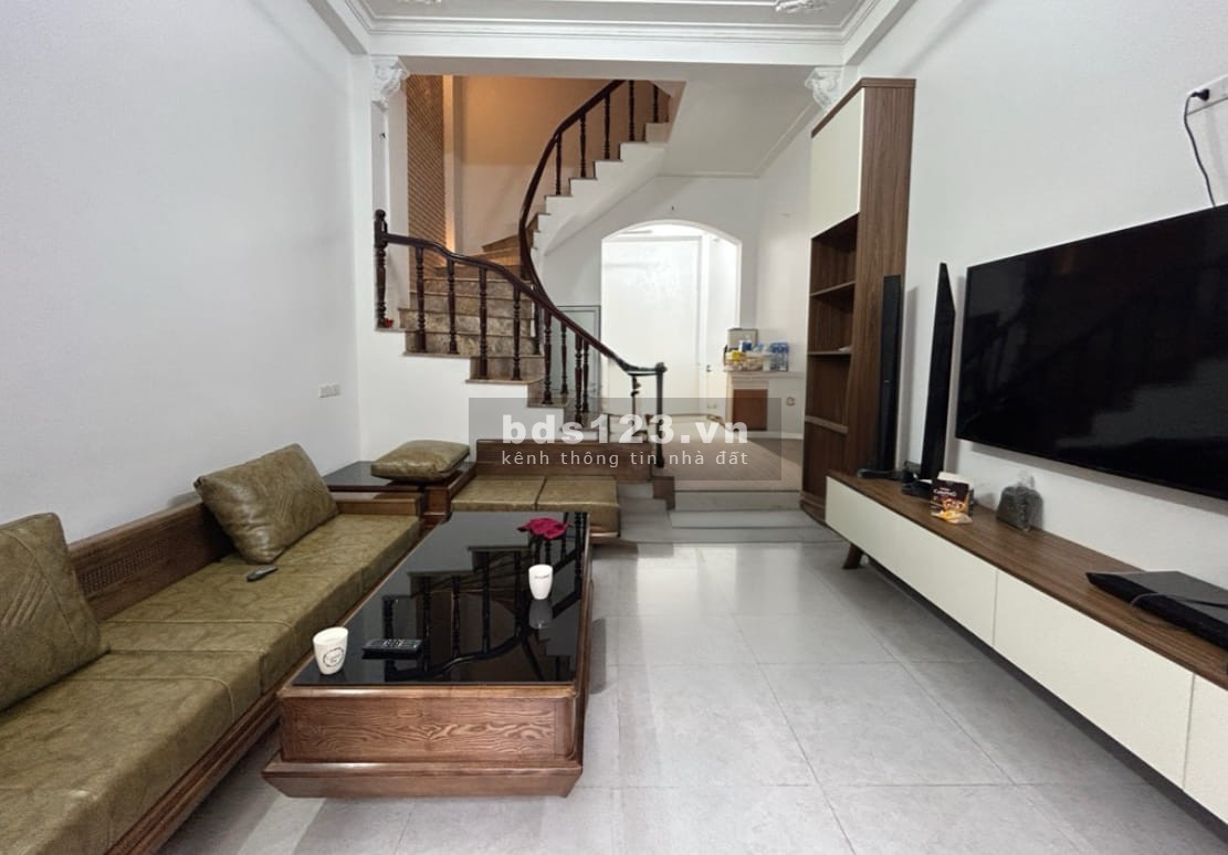Nhà dân xây kiên cố Thượng Thanh Long Biên 44m2 - Mt 4m giá chào 5.790 tỷ.