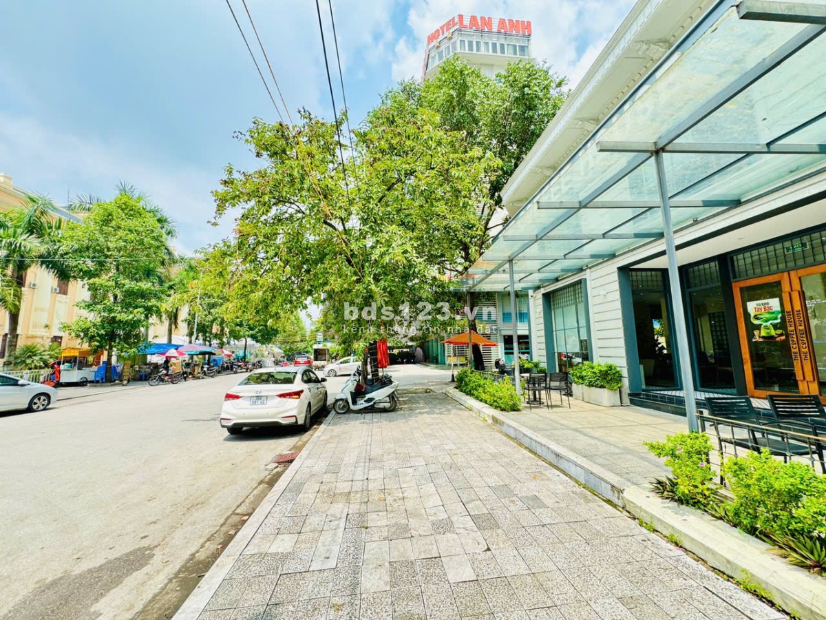 Cho thuê mặt bằng kinh doanh mặt tiền 20m đối diện quảng trường Lam Sơn