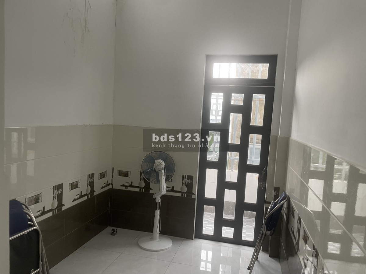 Cần bán nhà đẹp tại Dĩ An, sạch sẻ, đẹp, 4*18 =77m nỡ hậu