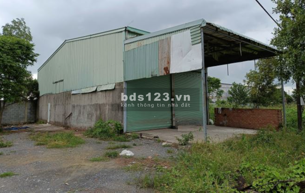 Nhà xưởng mặt tiền đường Bến Than, Hòa Phú, 8x27m, 217m2, thổ cư 159m2