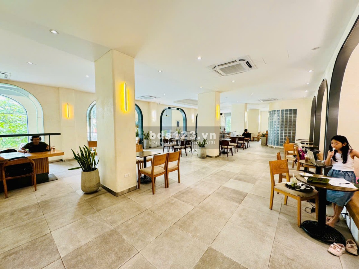 Cho thuê mặt bằng kinh doanh mặt tiền 20m đối diện quảng trường Lam Sơn