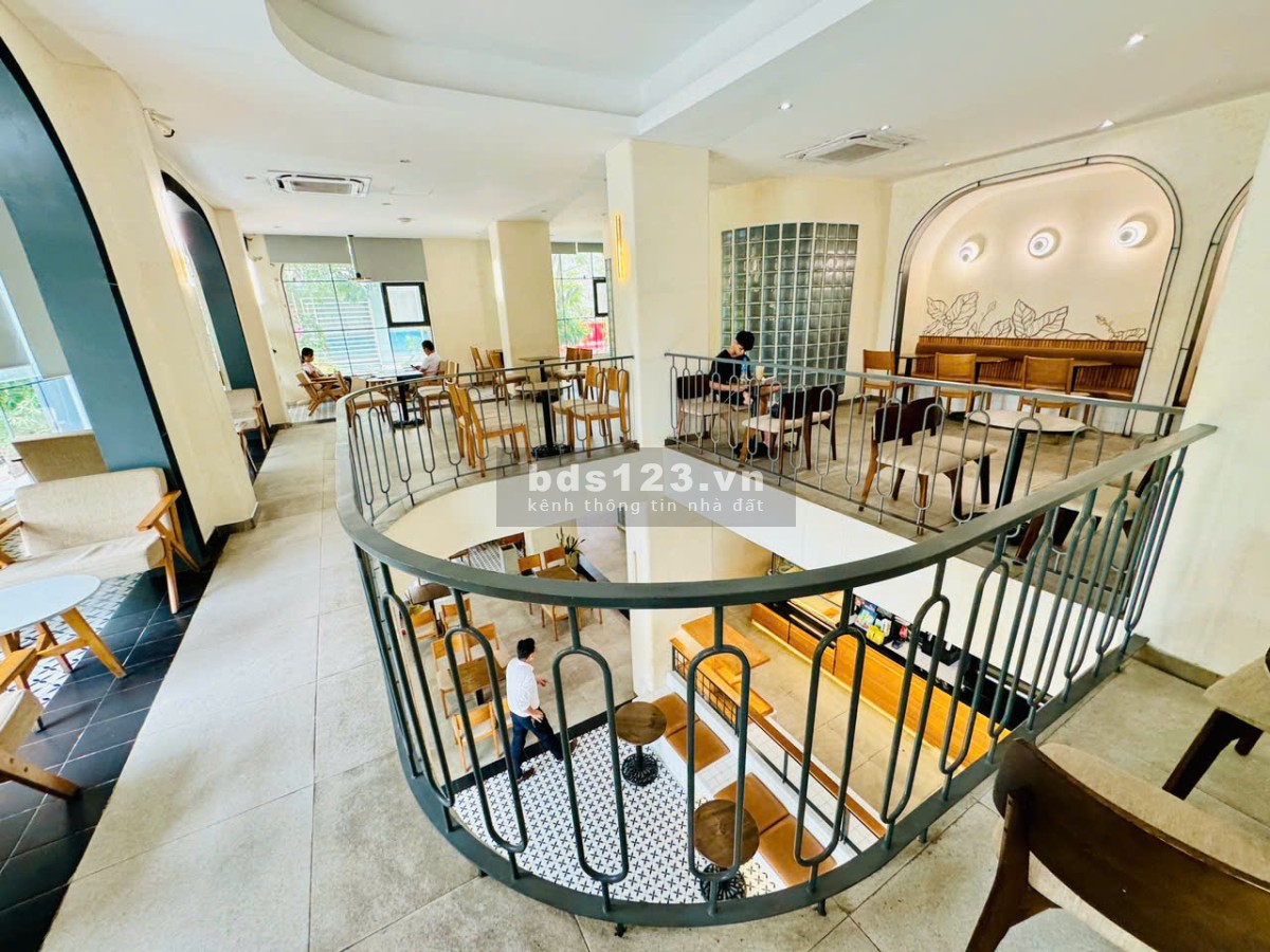 Cho thuê mặt bằng kinh doanh mặt tiền 20m đối diện quảng trường Lam Sơn