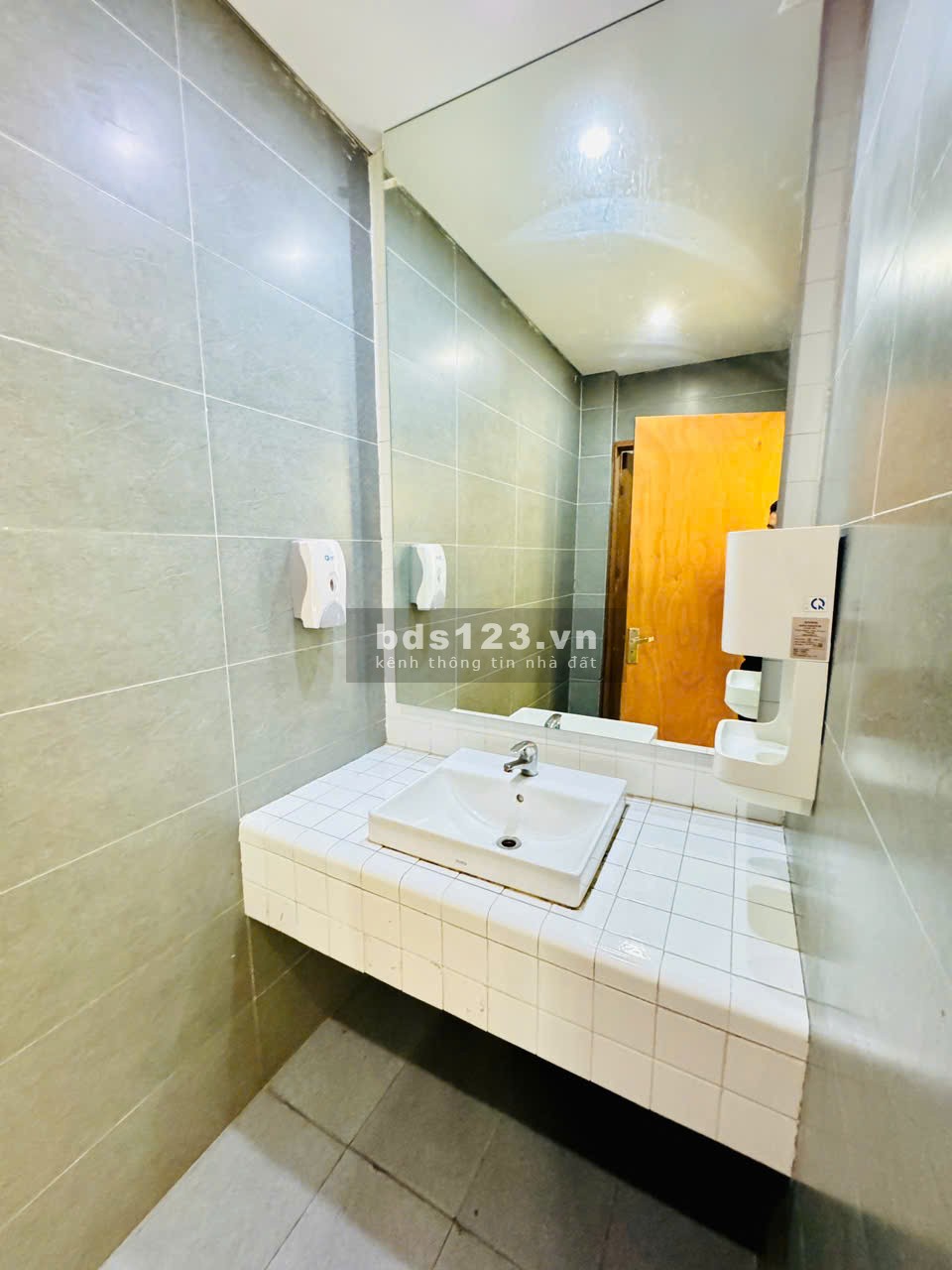 Cho thuê mặt bằng kinh doanh mặt tiền 20m đối diện quảng trường Lam Sơn