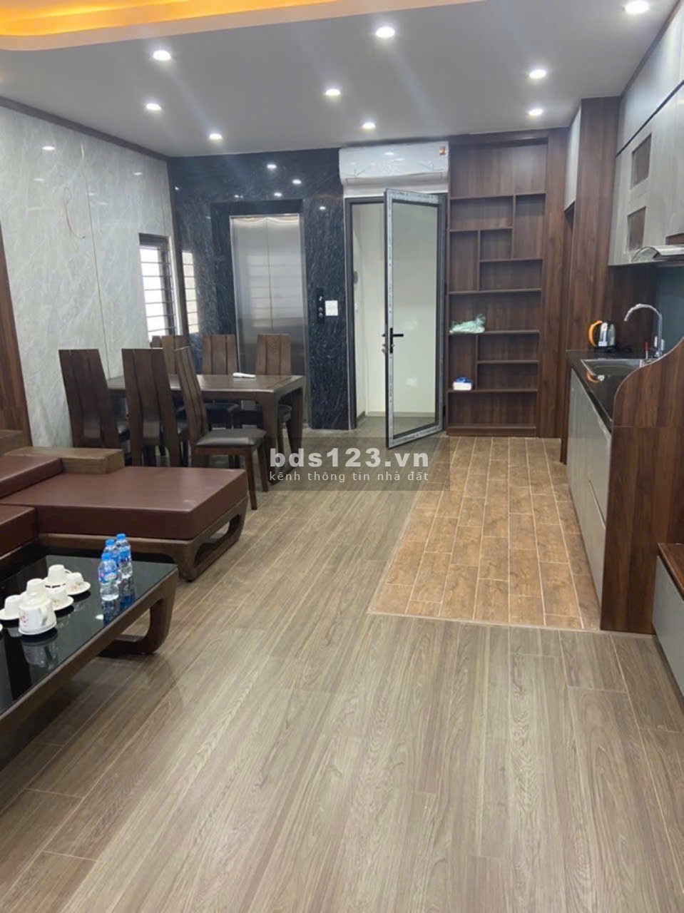 Bán nhà 6 tầng thang máy, gara ô tô tại làng cổ Nhật Tảo - Giá chỉ 8,89 tỷ