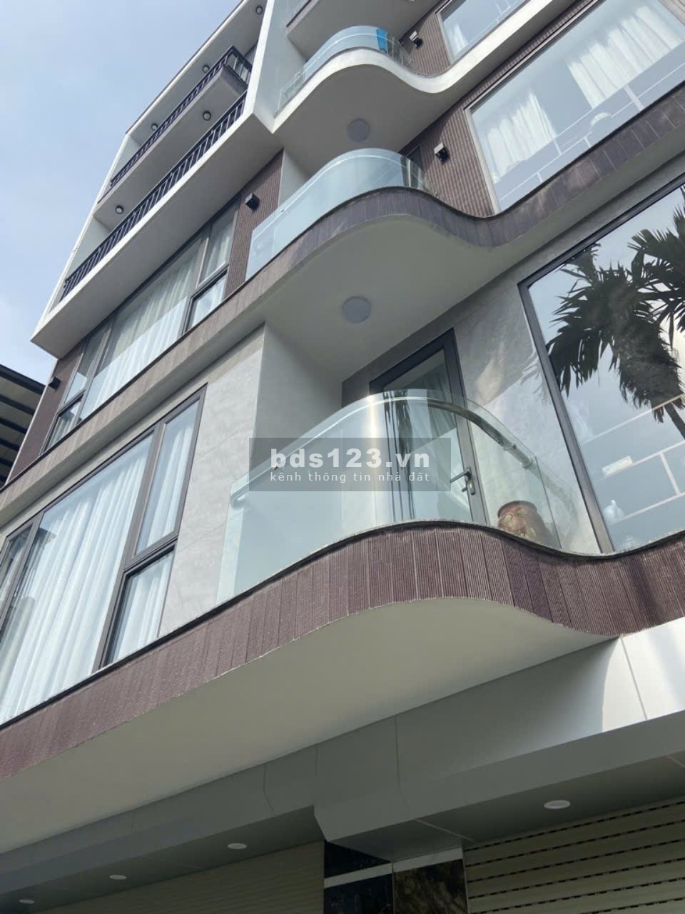 Bán nhà 6 tầng thang máy, gara ô tô tại làng cổ Nhật Tảo - Giá chỉ 8,89 tỷ