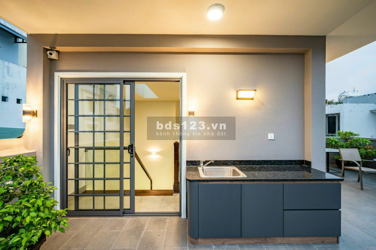Bán ngay trong tuần bán gấp nhà mặt tiền Hoàng Diệu, TP Thủ Đức, ngang 8m, 5 tầng, siêu re