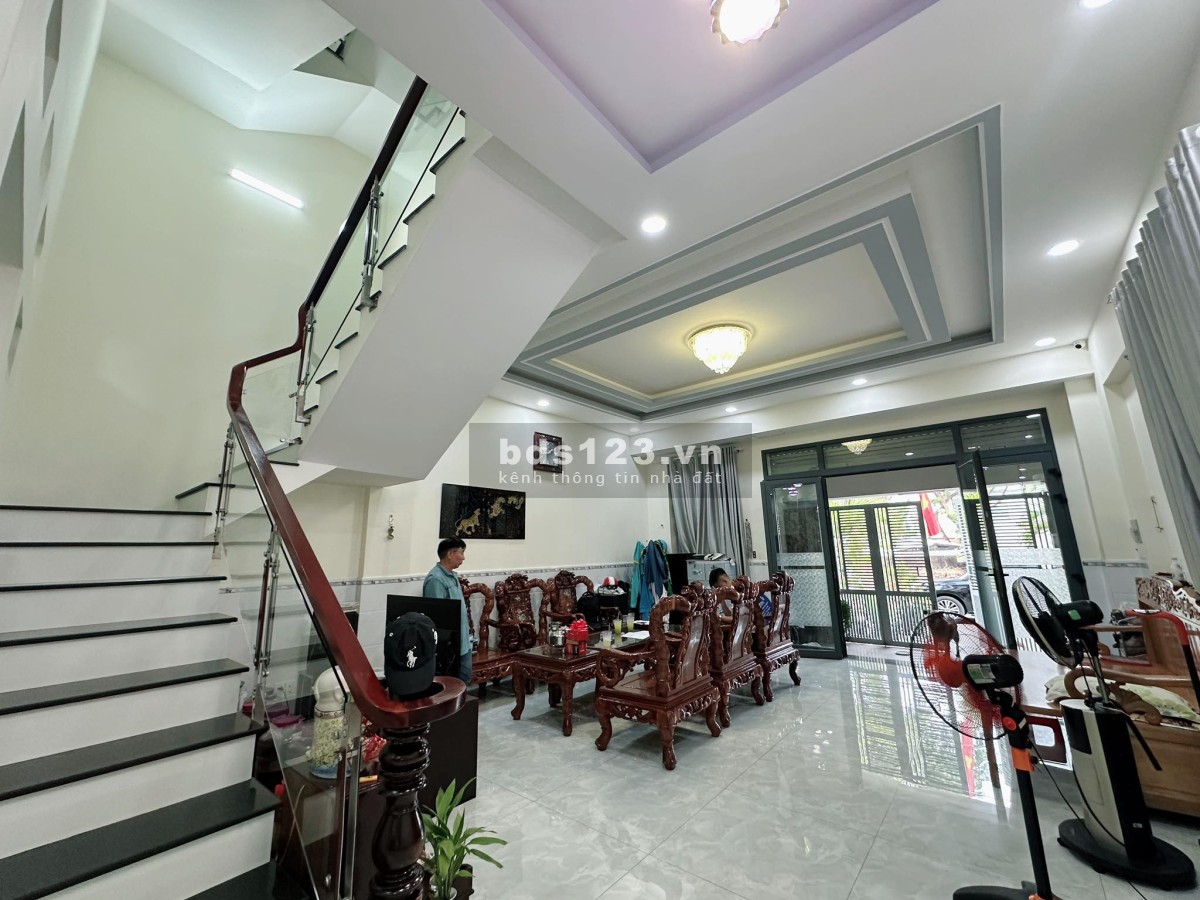 Cực hiếm, DT 159m2 ngang 10.5m, 4 lầu, có sân vườn 68m2, 2 mặt tiền đường lớn, siêu rẻ. 9 tỷ