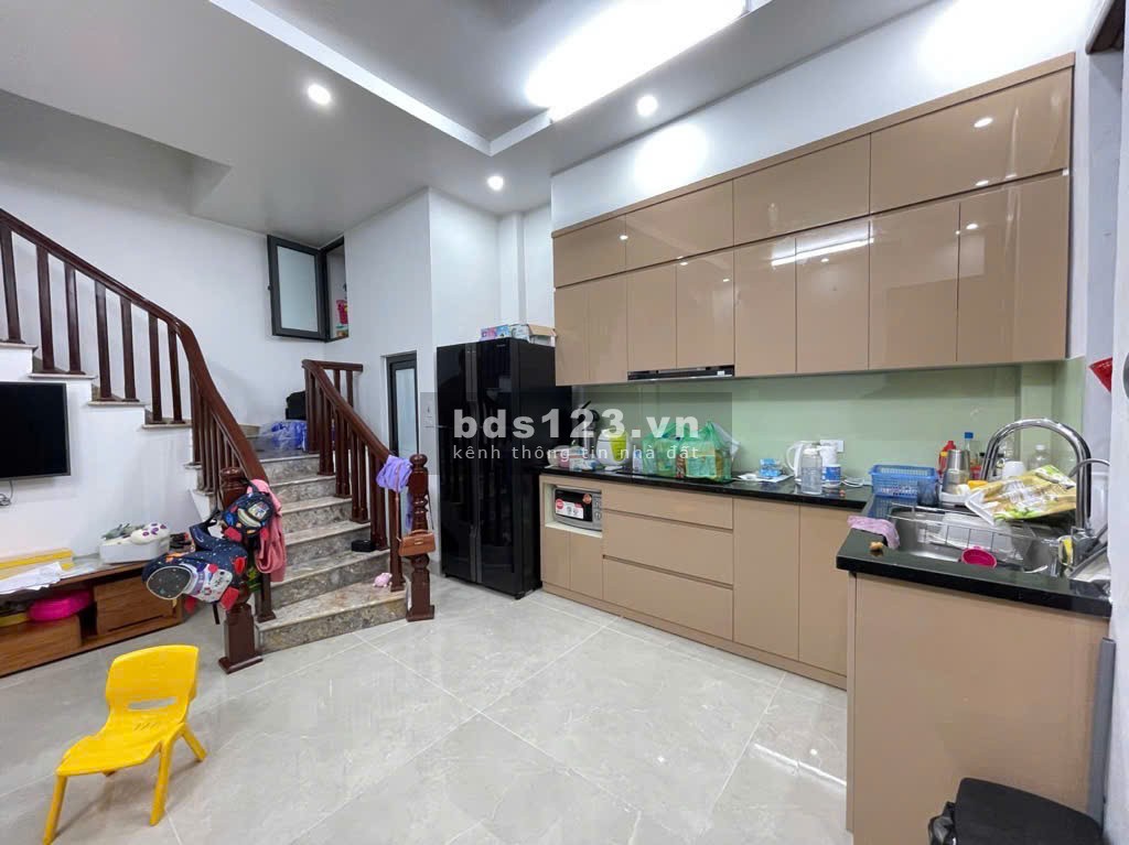 Nhà Nguyễn Văn Cừ Dân Xây 4 Tầng - Khu Vực Trung Tâm Quận Long Biên