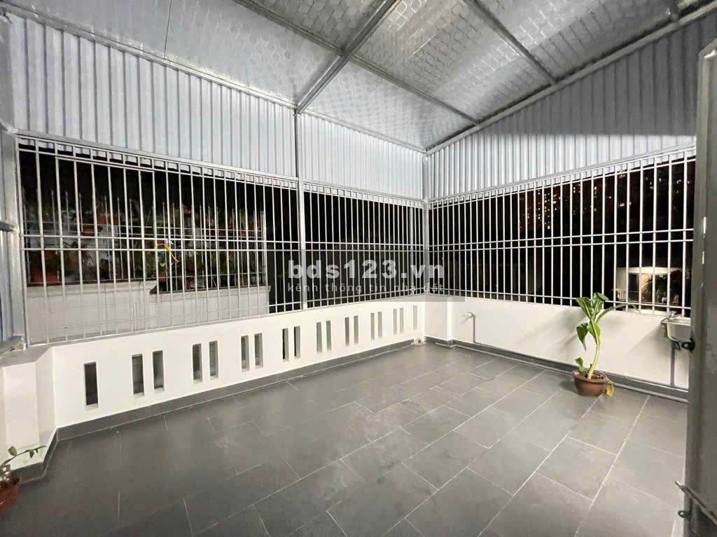 Nhà Nguyễn Văn Cừ Dân Xây 4 Tầng - Khu Vực Trung Tâm Quận Long Biên