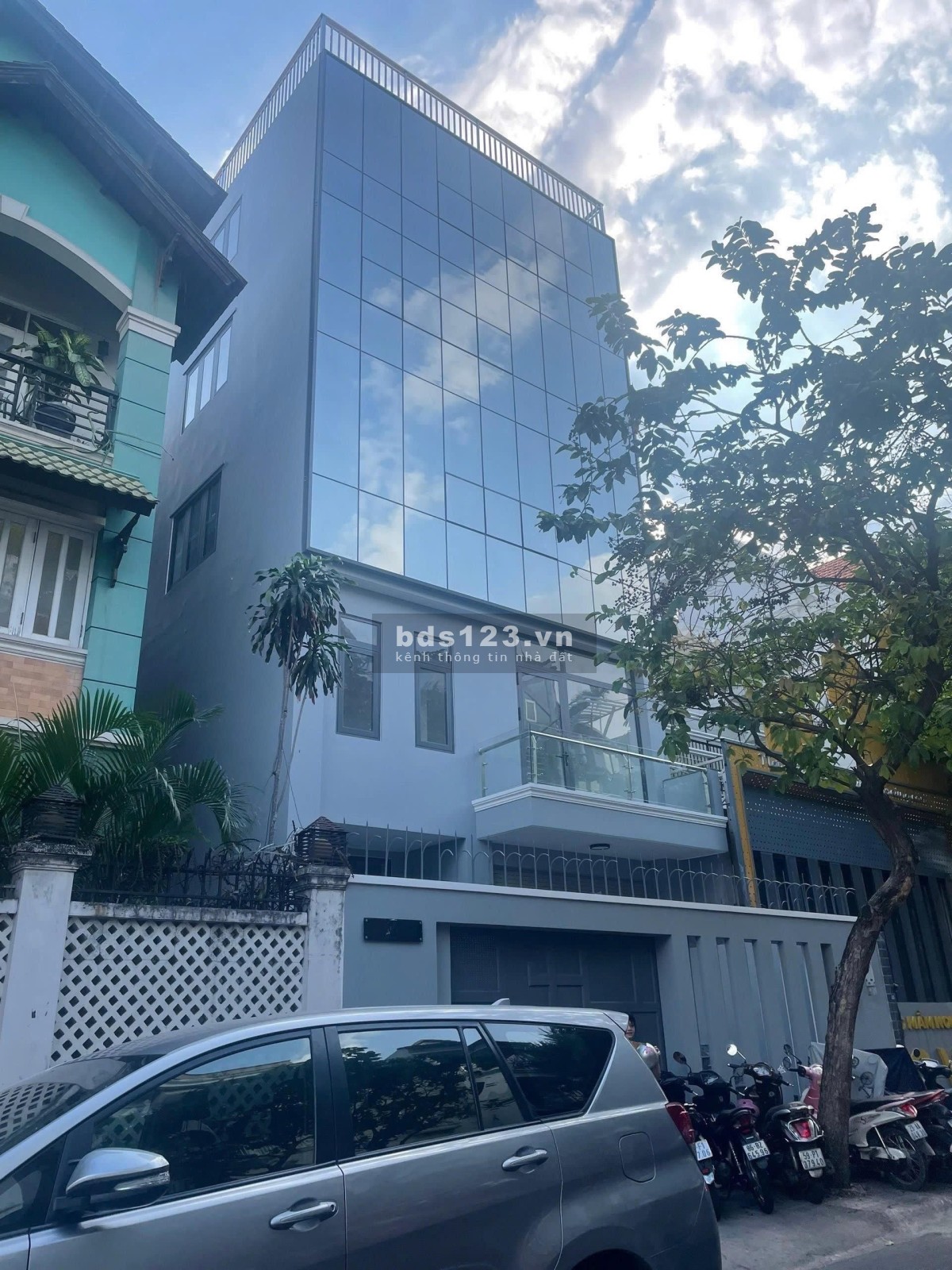 Tòa Văn Phòng mặt tiền Hoa Lan, P. 2, Q. Phú Nhuận