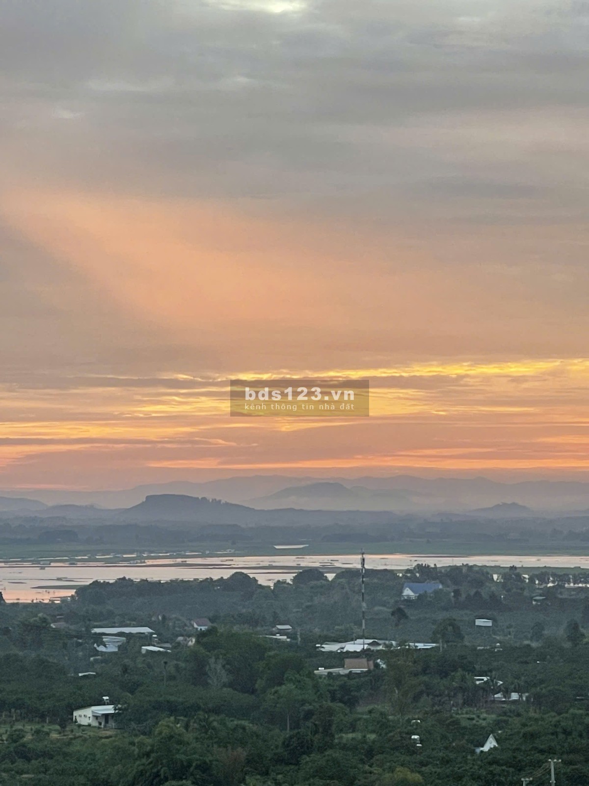 Lô đất đồi view xịn nhìn ra hồ - view Thành phố về đêm - ngay khu dân cư đông đúc - Chợ Trường -