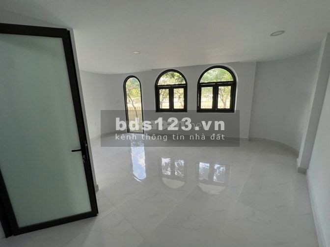 Chủ ngộp cần bán nhanh MT Hoàng Sa, Q1 giảm sâu từ 18 tỷ còn 15 tỷ.