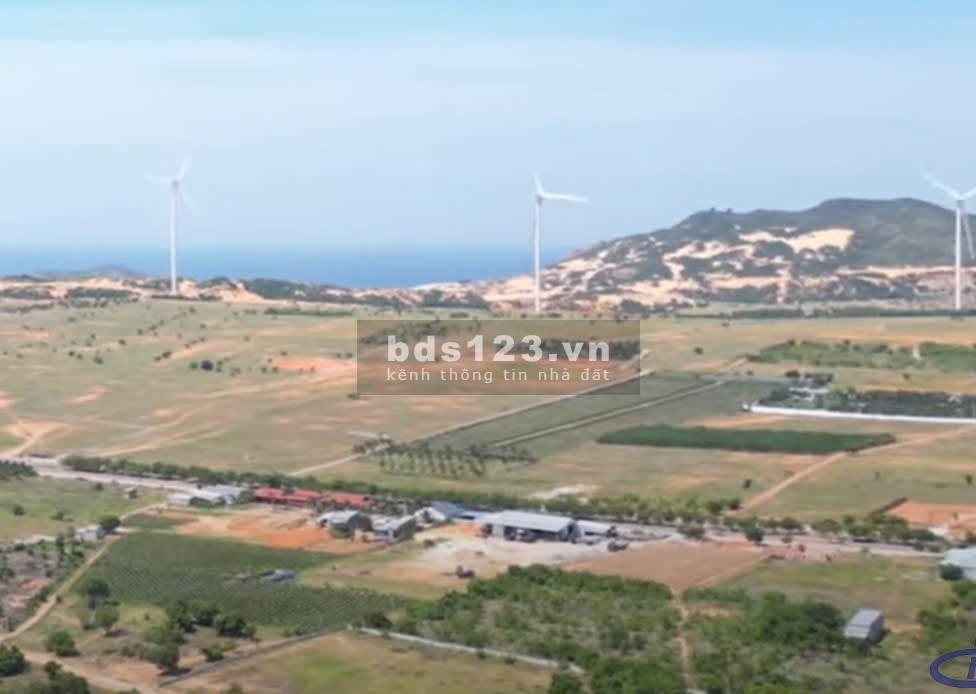 Cần bán lô đất diện tích lớn 1989m2, vị trí đắc địa cách biển 2km. Giá bán gấp chỉ 185k/m2, sổ sẵn