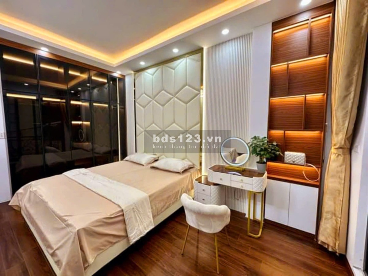 DỊCH VỌNG HẬU - OTO ĐỖ CỬA- 10M RA OTO TRÁNH - NGÕ THÔNG TỨ TUNG - 45M2 SỔ PHÂN LÔ - ĐẦY ĐỦ NỘI THẤT