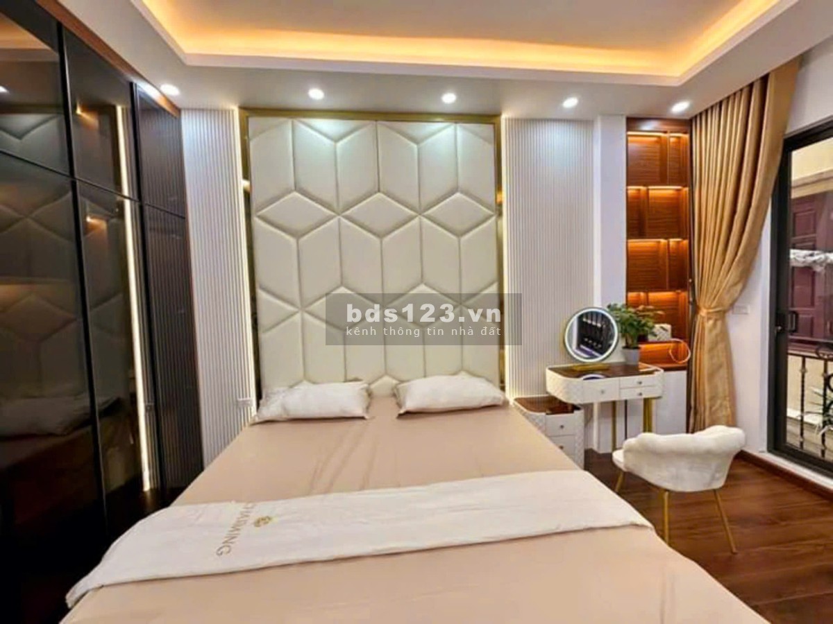 DỊCH VỌNG HẬU - OTO ĐỖ CỬA- 10M RA OTO TRÁNH - NGÕ THÔNG TỨ TUNG - 45M2 SỔ PHÂN LÔ - ĐẦY ĐỦ NỘI THẤT