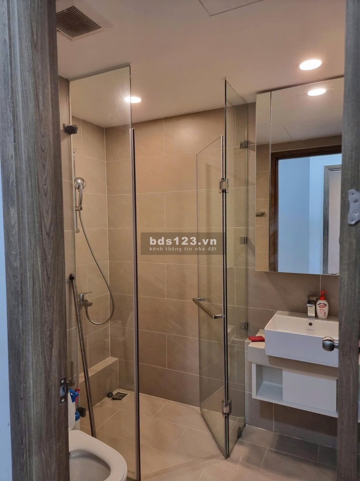 Chung cư Hoa Sen, Lạc Long Quân, Q11: 110m2, 3p ngủ, Nội thất, 15tr