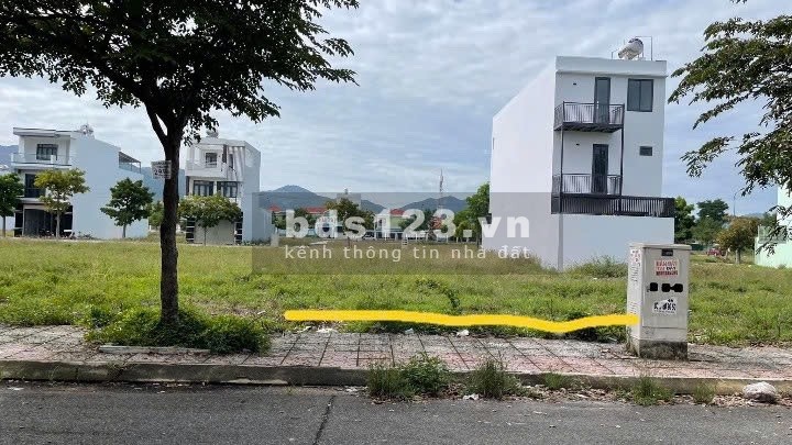 Định cư nước ngoài, cần bán Nhà và đất đang kinh doanh sầm uất tại Trung tâm Chợ Thành Diên Khánh