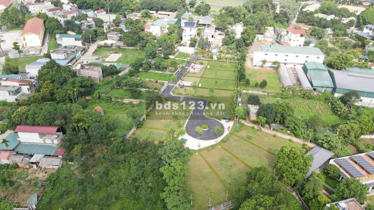 BÁN ĐẤT PHÚ MÃN QUỐC OAI CÁCH VÀI TRĂM MÉT RA QLO 21, 304M2. DT 8,7. GIÁ CHỈ 16,5TR/M2.