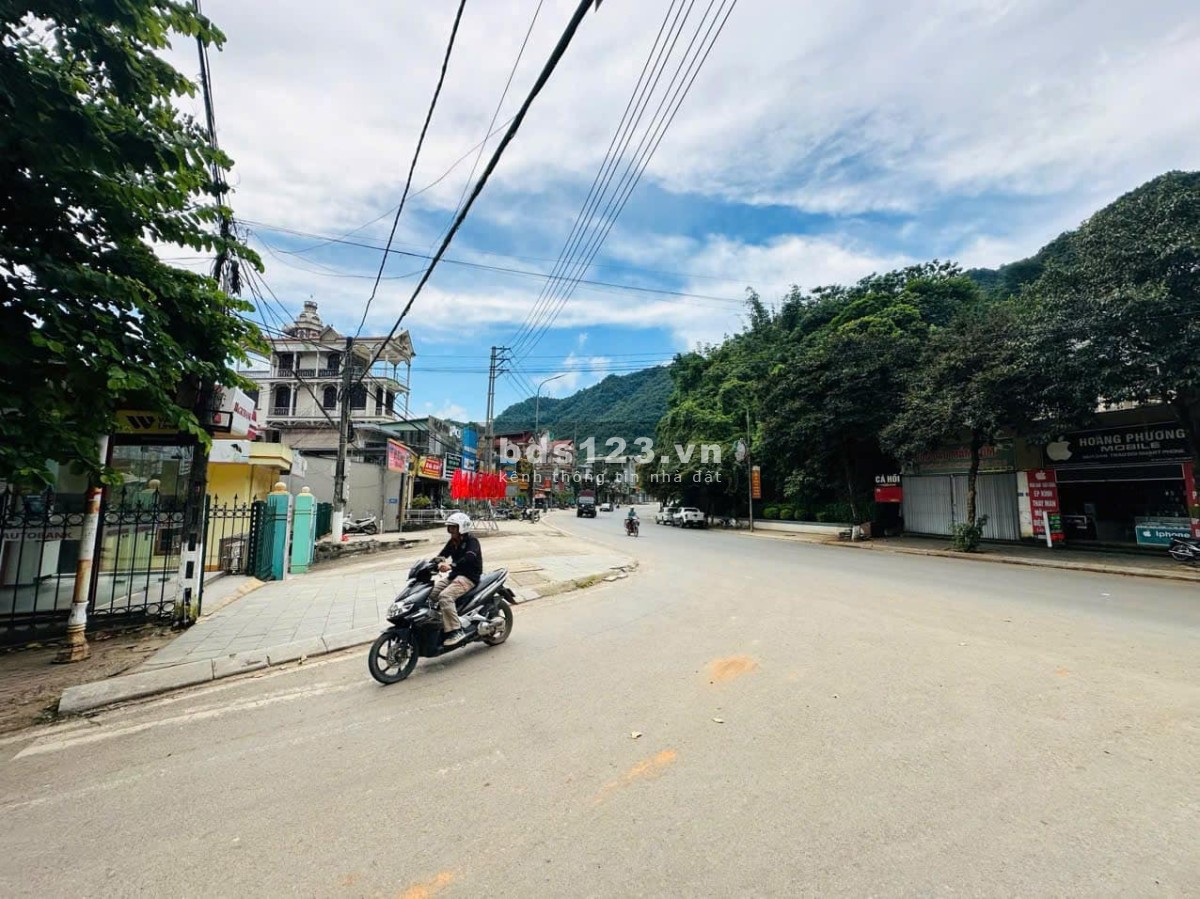 Bán nhà mặt phố giữa lòng Mộc châu