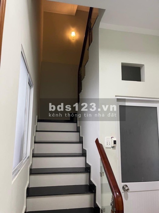 Bán nhà sát đường Hiệp Bình, Hiệp Bình Chánh, Thủ Đức, 40m2 x 2 tầng, giá hơn 3 tỷ