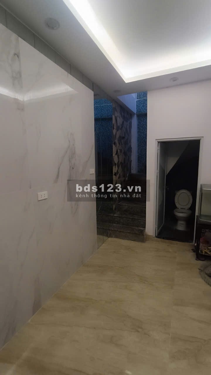 Nhà nhỏ Hoàng Quốc Việt 15m2x5T giá 3,1 tỷ ngõ thoáng