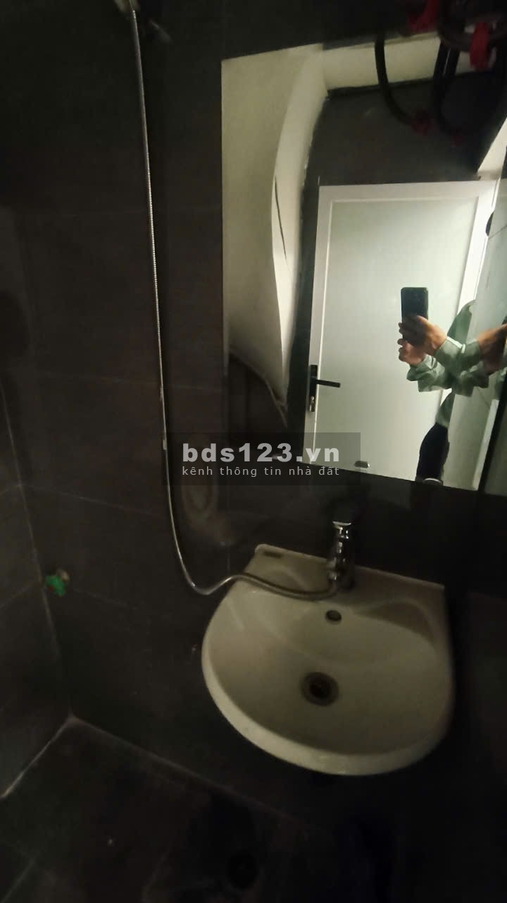 Nhà nhỏ Hoàng Quốc Việt 15m2x5T giá 3,1 tỷ ngõ thoáng