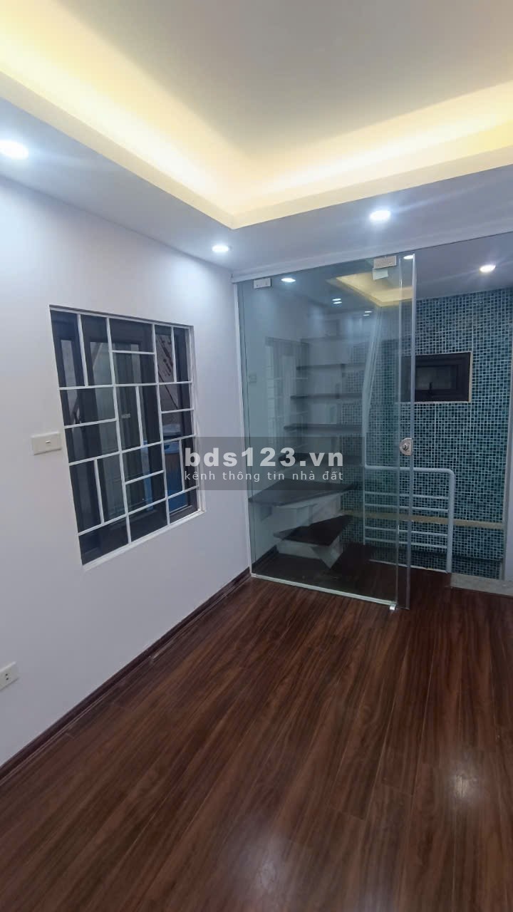 Nhà nhỏ Hoàng Quốc Việt 15m2x5T giá 3,1 tỷ ngõ thoáng