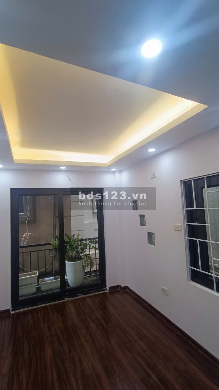 Nhà nhỏ Hoàng Quốc Việt 15m2x5T giá 3,1 tỷ ngõ thoáng