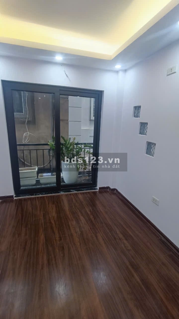 Nhà nhỏ Hoàng Quốc Việt 15m2x5T giá 3,1 tỷ ngõ thoáng