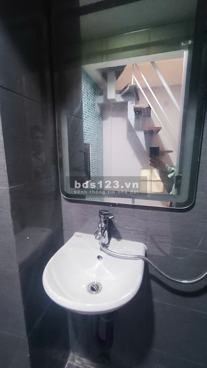 Nhà nhỏ Hoàng Quốc Việt 15m2x5T giá 3,1 tỷ ngõ thoáng