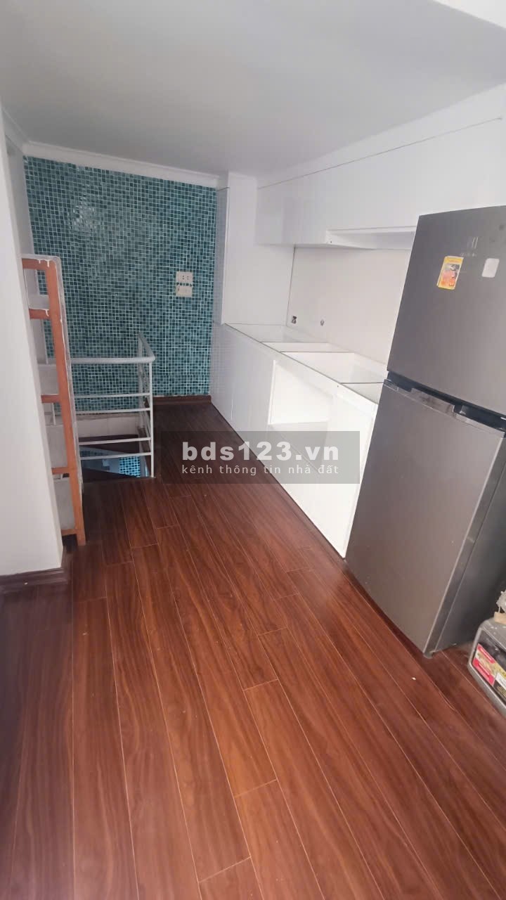 Nhà nhỏ Hoàng Quốc Việt 15m2x5T giá 3,1 tỷ ngõ thoáng
