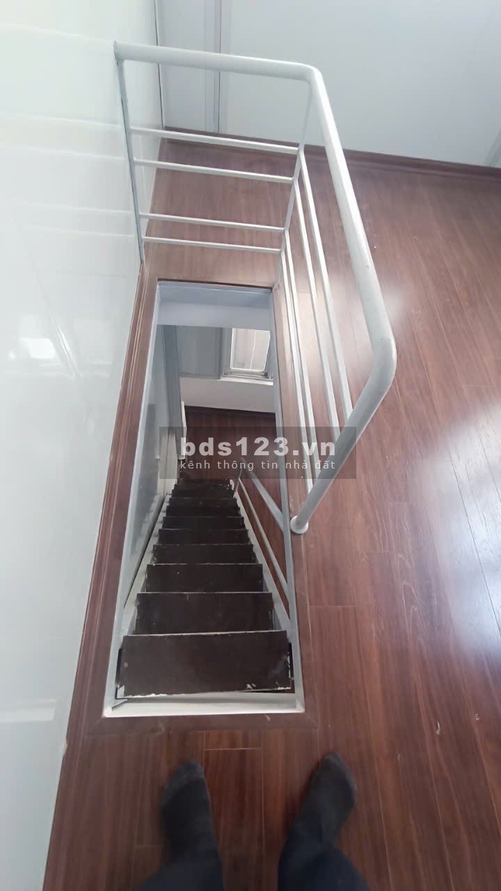 Nhà nhỏ Hoàng Quốc Việt 15m2x5T giá 3,1 tỷ ngõ thoáng