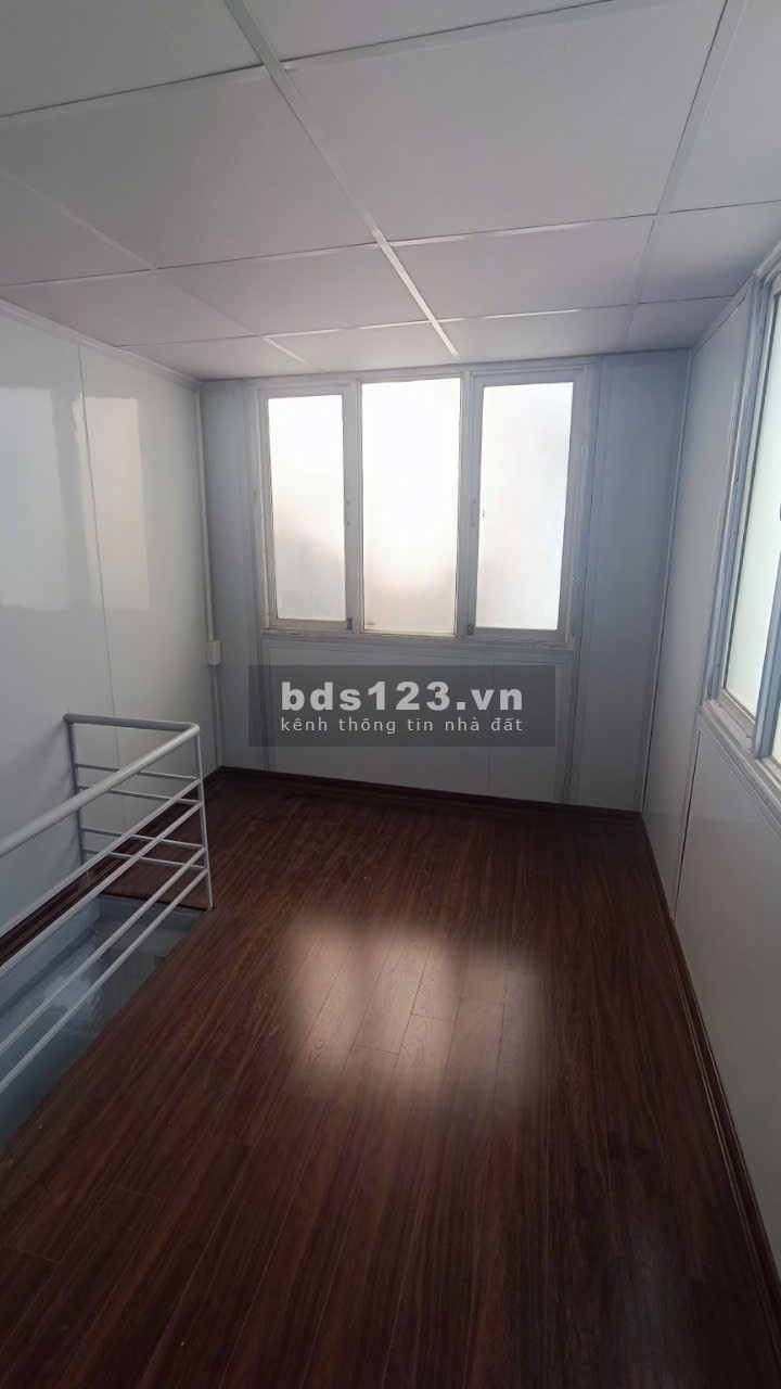 Nhà nhỏ Hoàng Quốc Việt 15m2x5T giá 3,1 tỷ ngõ thoáng