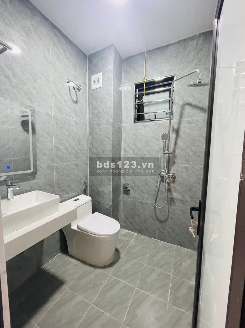 NHÀ MỚI - NGÕ RỘNG, NGÁCH RỘNG - CÁCH Ô TÔ ĐỖ 20M - NỞ HẬU - 3 NGỦ - 4 WC.