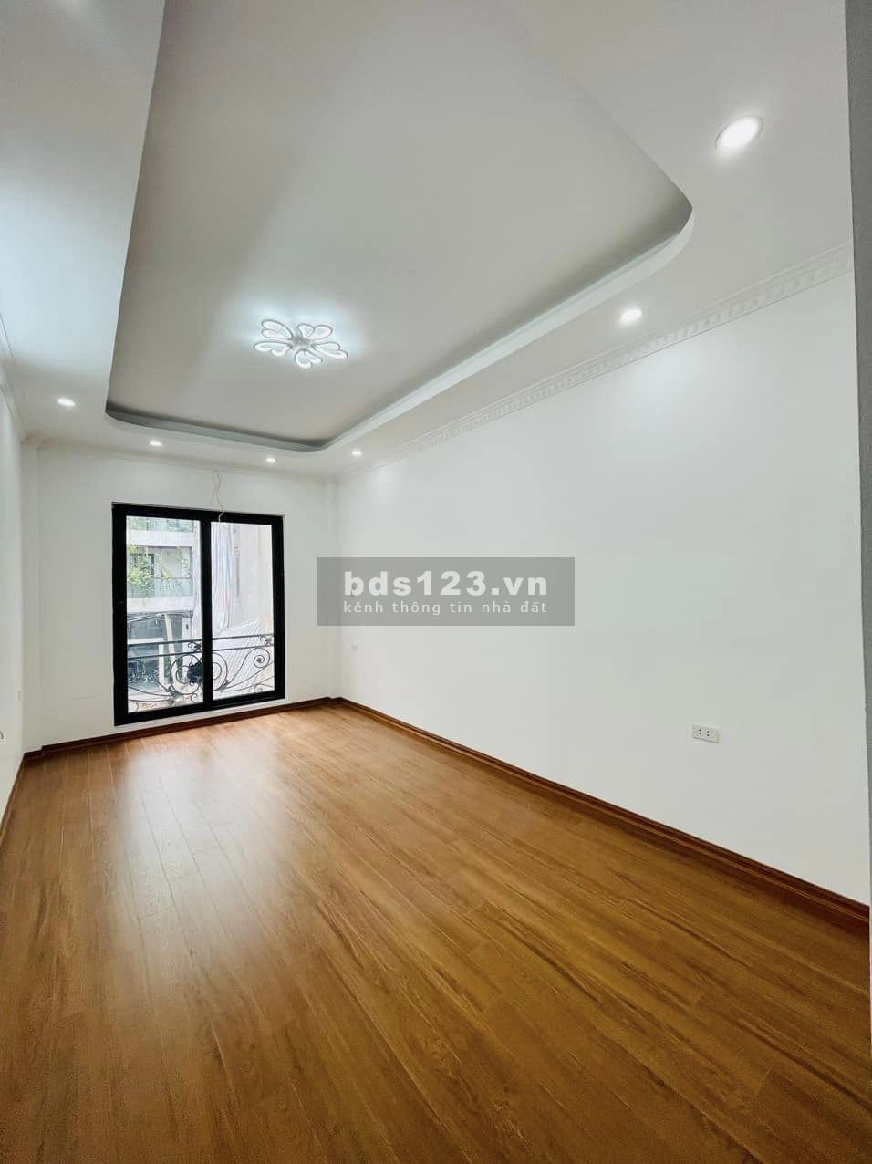 NHÀ MỚI - NGÕ RỘNG, NGÁCH RỘNG - CÁCH Ô TÔ ĐỖ 20M - NỞ HẬU - 3 NGỦ - 4 WC.