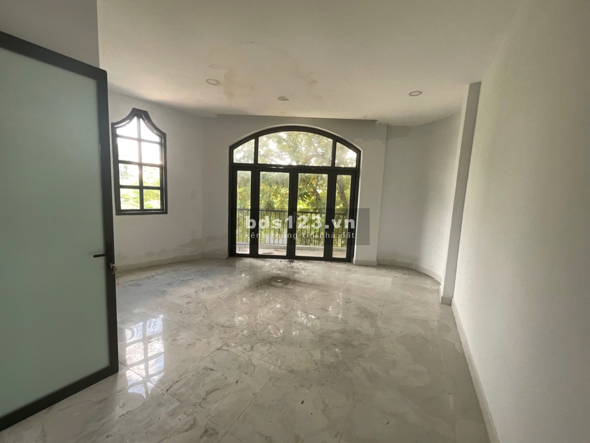 Chủ ngộp cần bán nhanh MT Hoàng Sa, Q1 giảm sâu từ 18 tỷ còn 15 tỷ.
