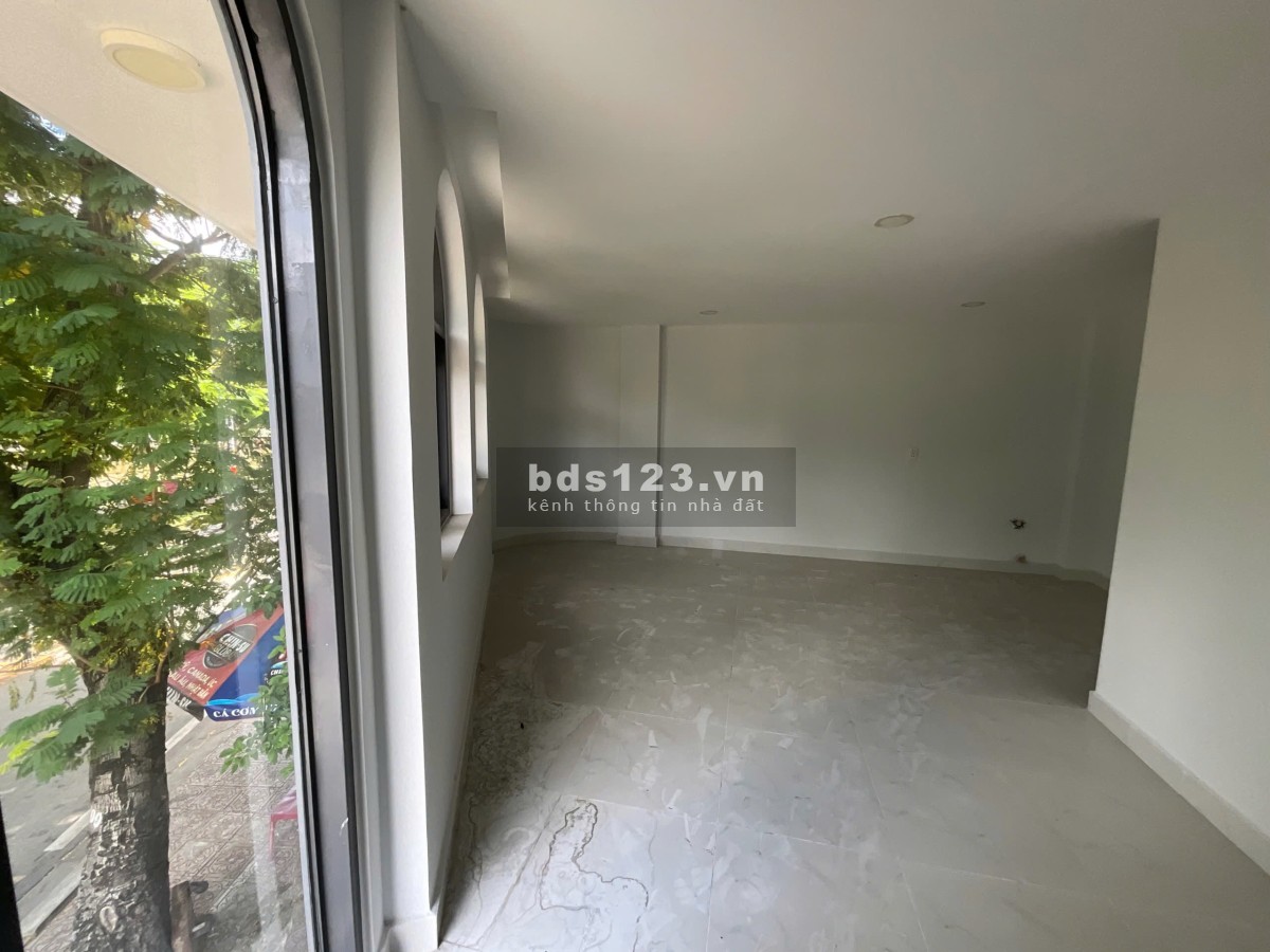 Chủ ngộp cần bán nhanh MT Hoàng Sa, Q1 giảm sâu từ 18 tỷ còn 15 tỷ.