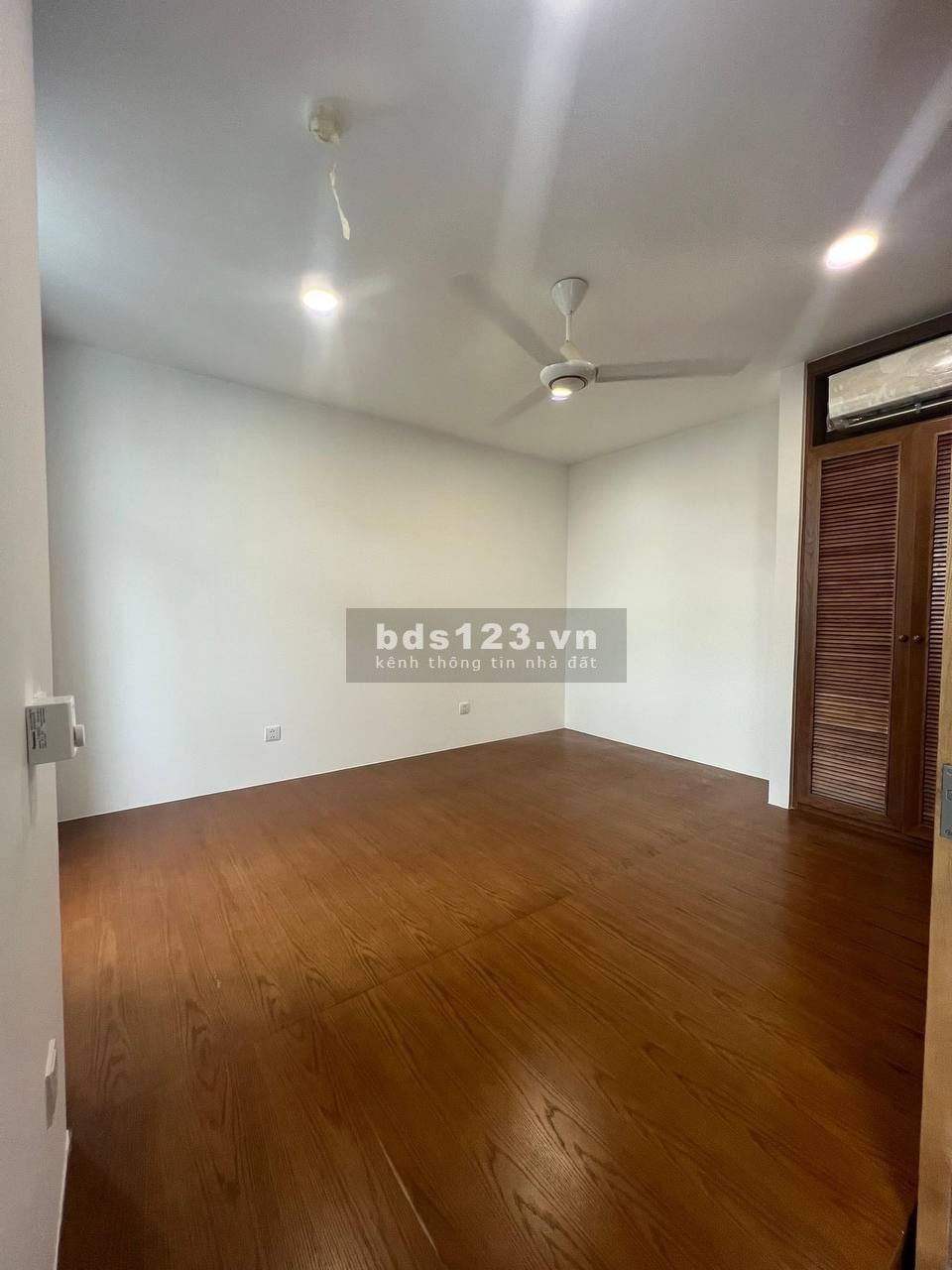 TẦNG NHÀ PHỐ CÓ PHÒNG NGỦ, NỘI THẤT CƠ BẢN BẾP, RÈM, MÁY LẠNH,..
