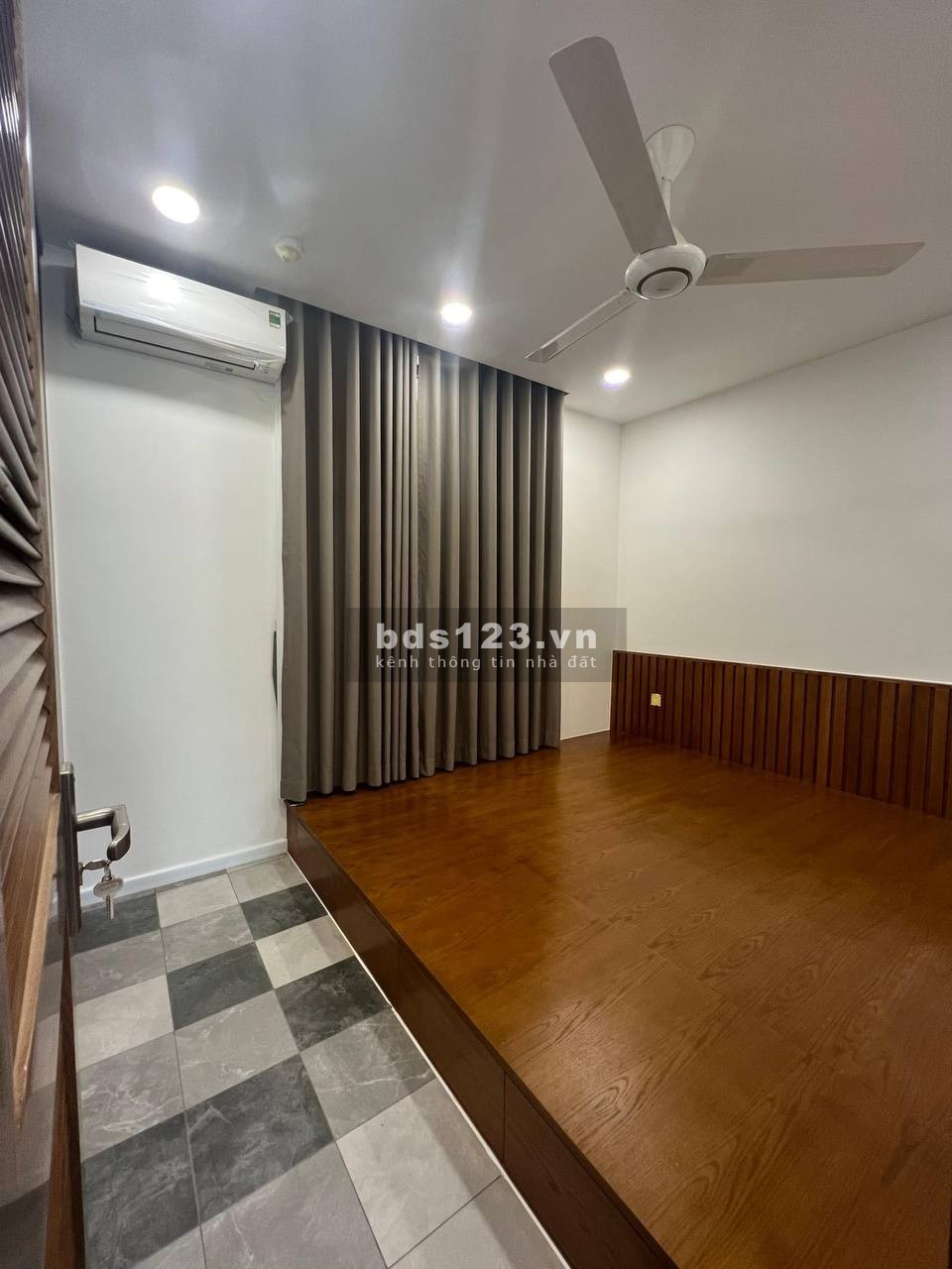 TẦNG NHÀ PHỐ CÓ PHÒNG NGỦ, NỘI THẤT CƠ BẢN BẾP, RÈM, MÁY LẠNH,..