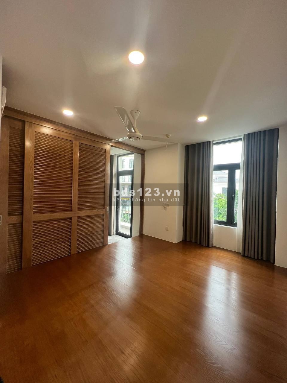 TẦNG NHÀ PHỐ CÓ PHÒNG NGỦ, NỘI THẤT CƠ BẢN BẾP, RÈM, MÁY LẠNH,..