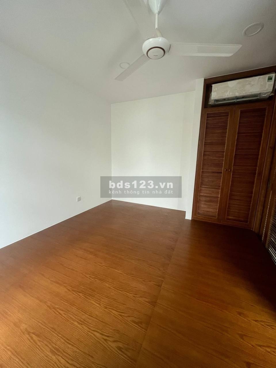 TẦNG NHÀ PHỐ CÓ PHÒNG NGỦ, NỘI THẤT CƠ BẢN BẾP, RÈM, MÁY LẠNH,..