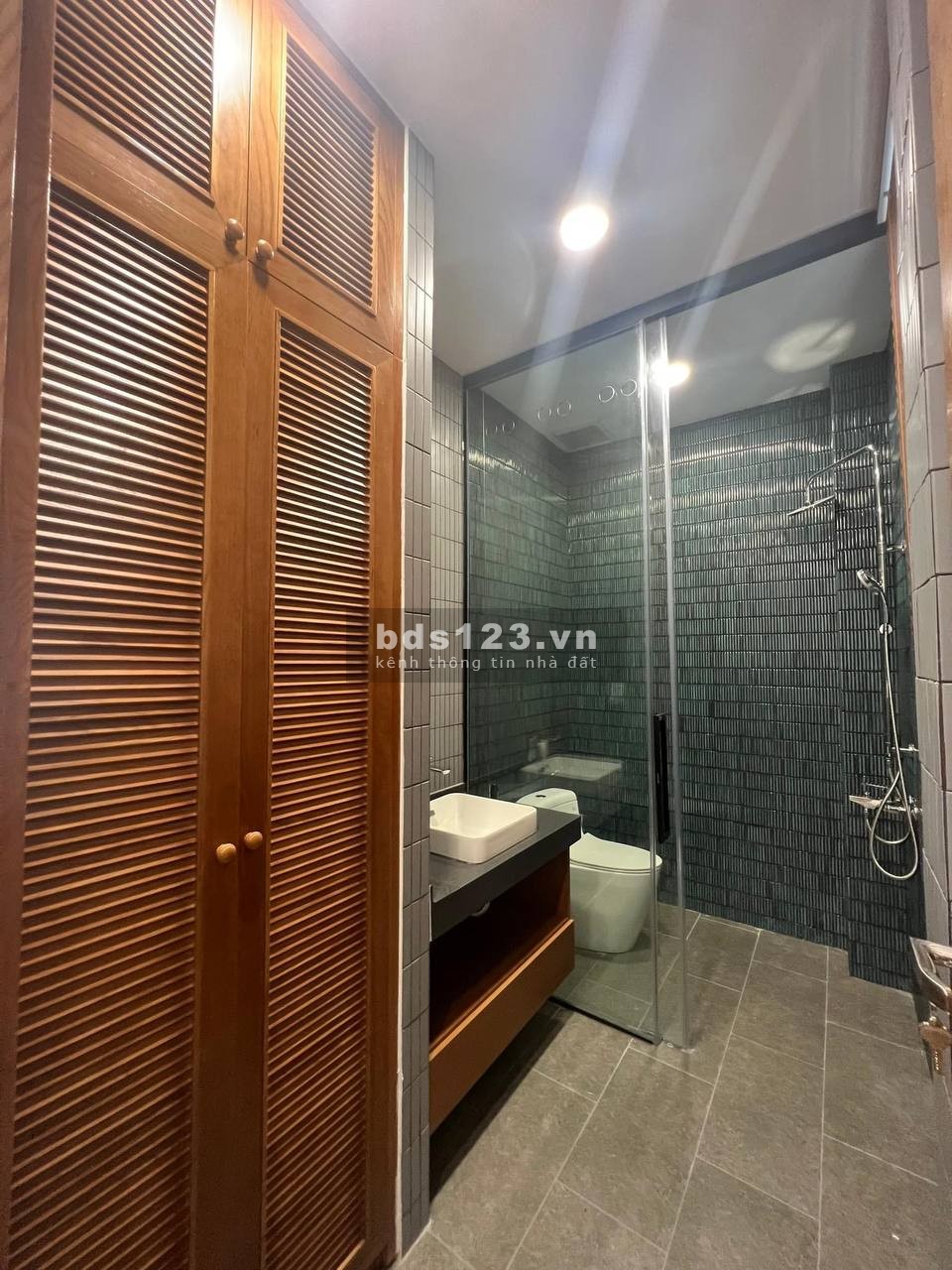 TẦNG NHÀ PHỐ CÓ PHÒNG NGỦ, NỘI THẤT CƠ BẢN BẾP, RÈM, MÁY LẠNH,..