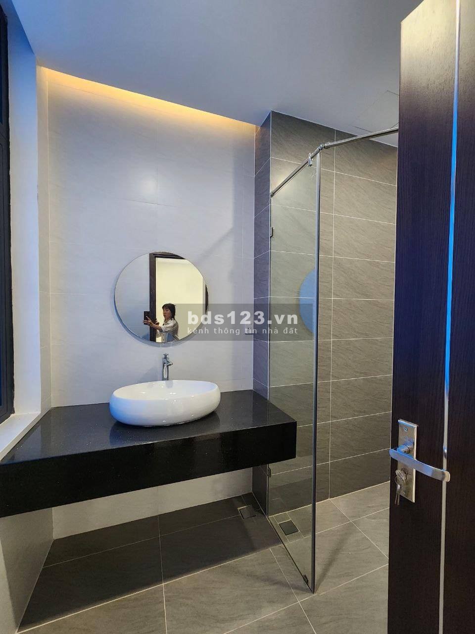 Nhà phố Hoàn thiện có thang máy 5 tầng, máy lạnh nhà đẹp