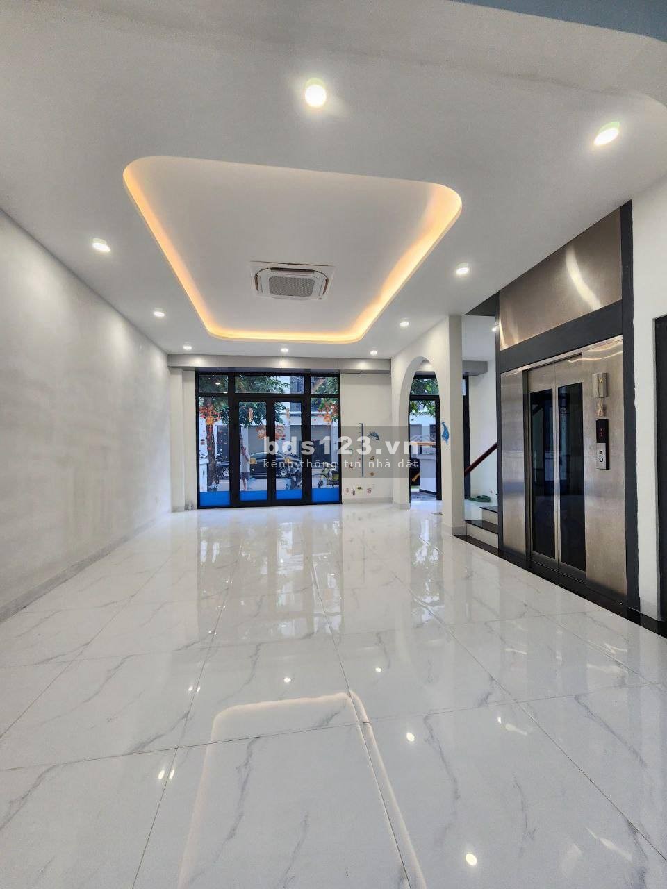 Nhà phố Hoàn thiện có thang máy 5 tầng, máy lạnh nhà đẹp