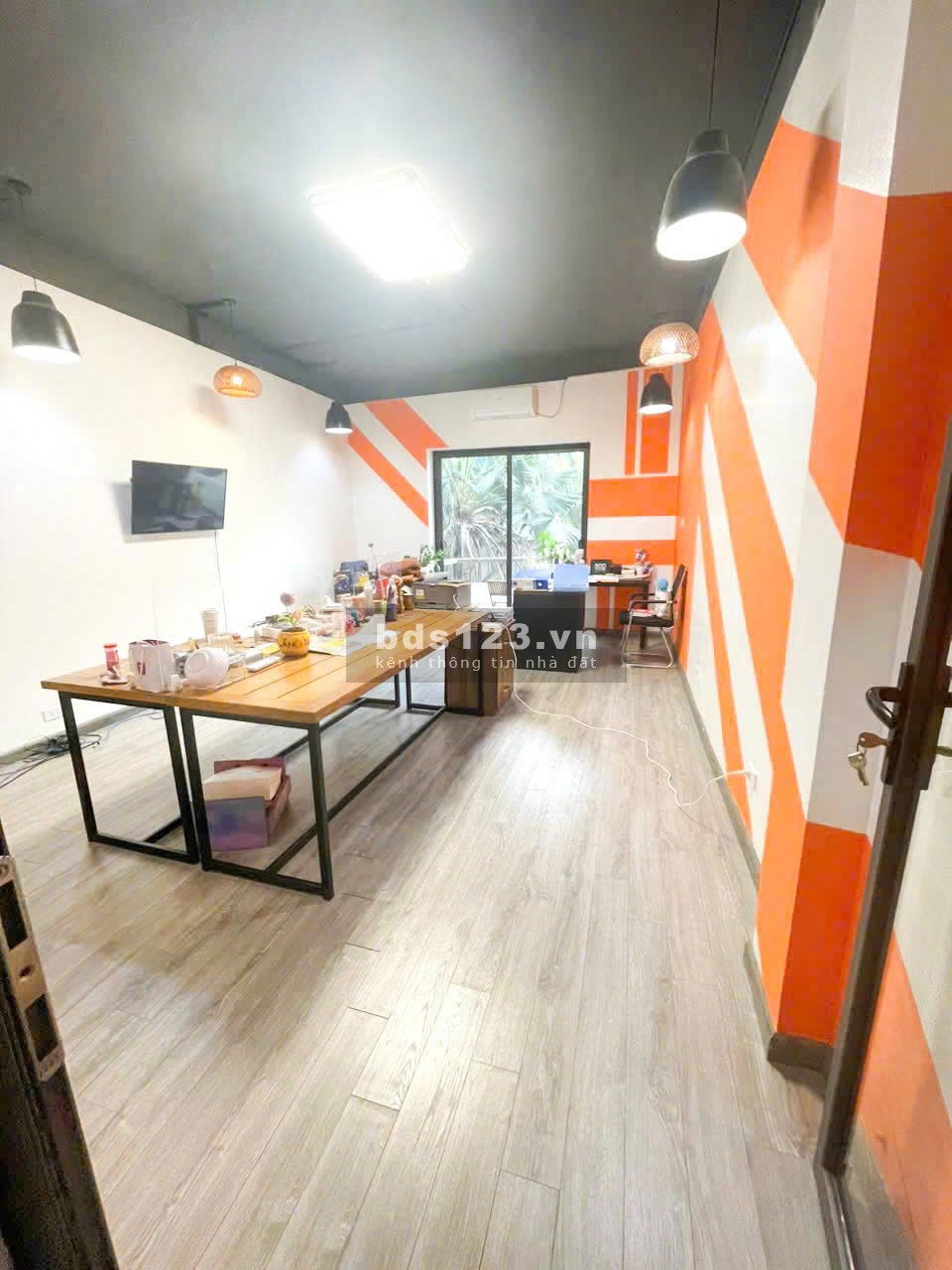 Cho thuê gấp 2 văn phòng giá rẻ tại vị trí đắc địa ở phố Thái Hà