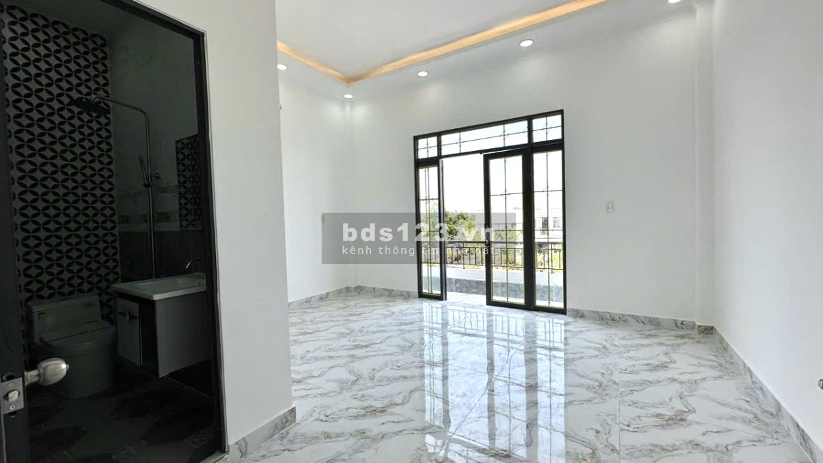 Nhà tự xây ở được 1 năm cần bán ngay Mặt Tiền Hoàng Phan Thái Bình Chánh
