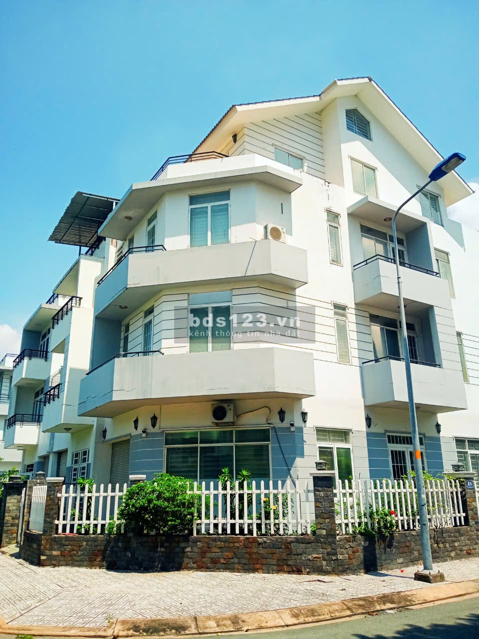 BÁN BIỆT THỰ VIP GÓC 2 MẶT TIỀN KDC CAO CẤP GIA HÒA Thương lượng - ĐƯỜNG ĐỖ XUÂN HỢP - Phước Long B