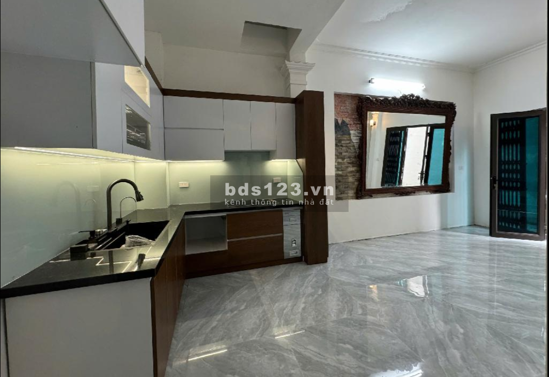 Bán nhà Bắc Cầu, 3 tầng, 3 phòng ngủ, đầy đủ tiện ích, giá 4 tỷ, ngõ rộng, dân trí cao