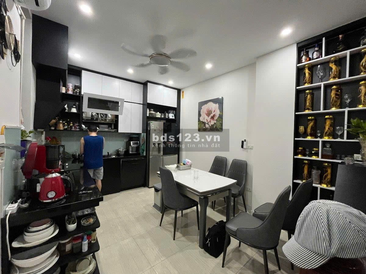 Bán nhà đẹp ở khu vực trung tâm thành phố Hà Nội - Cầu Giấy, đầy đủ tiện ích